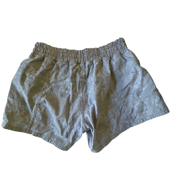 Lululemon Run: Tracker Short II Fossil Sz 6 - Picture 4 of 6